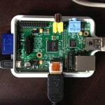 Raspberry Pi mit offenem Gehäuse und WLAN-Nano-Stick, klicken um zu vergrößern